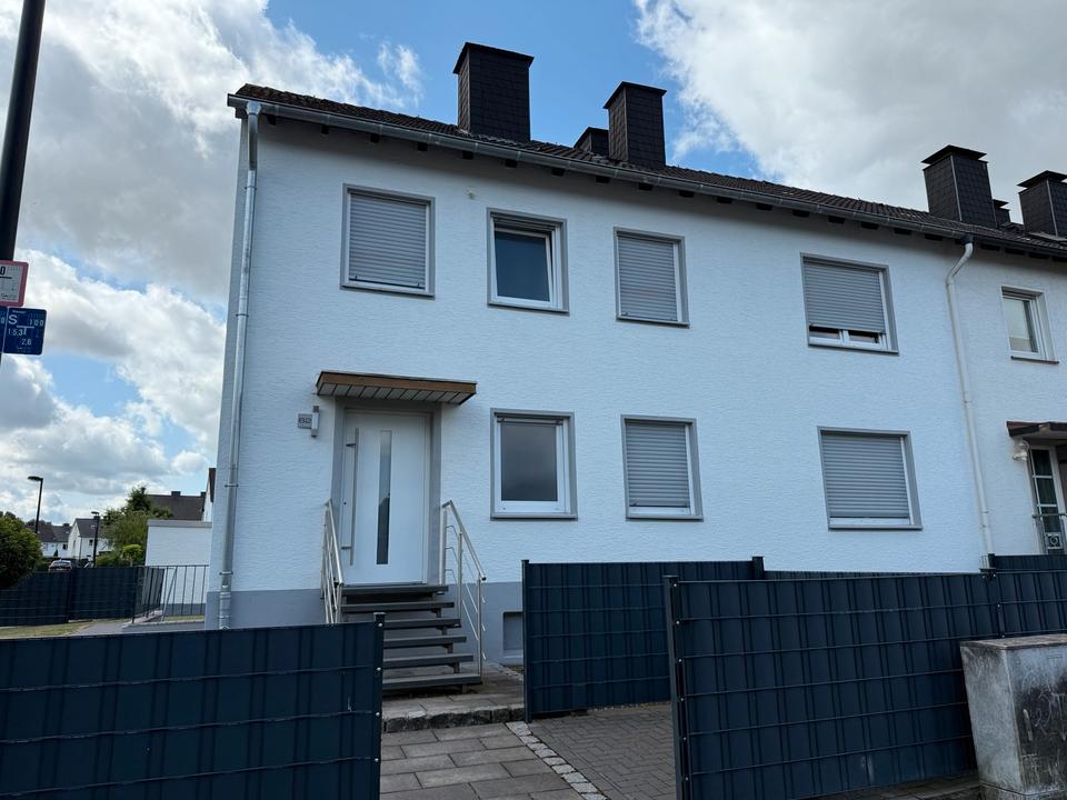 Thumbnail-Doppelhaushälfte mit 2 Wohnungen und 4 Garagen