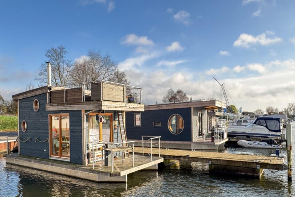 Thumbnail-Tiny-Haus Boot IRENE mieten, Hamburg - den Winter auf dem Wasser