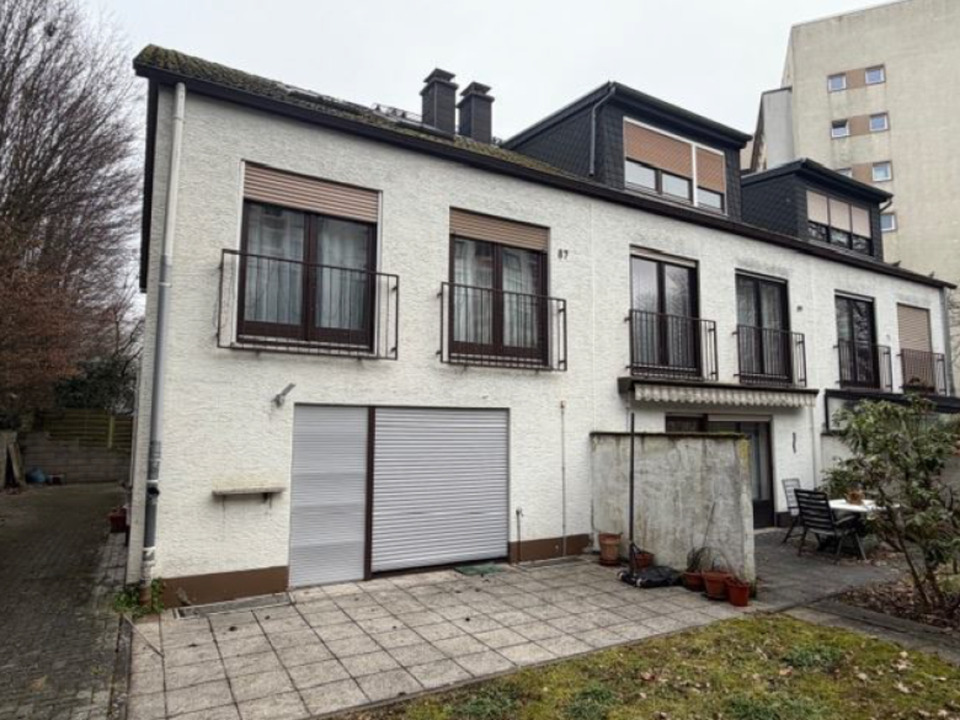 Thumbnail-Reiheneckhaus in Frankfurt – 6 Zimmer, Garten, Garage