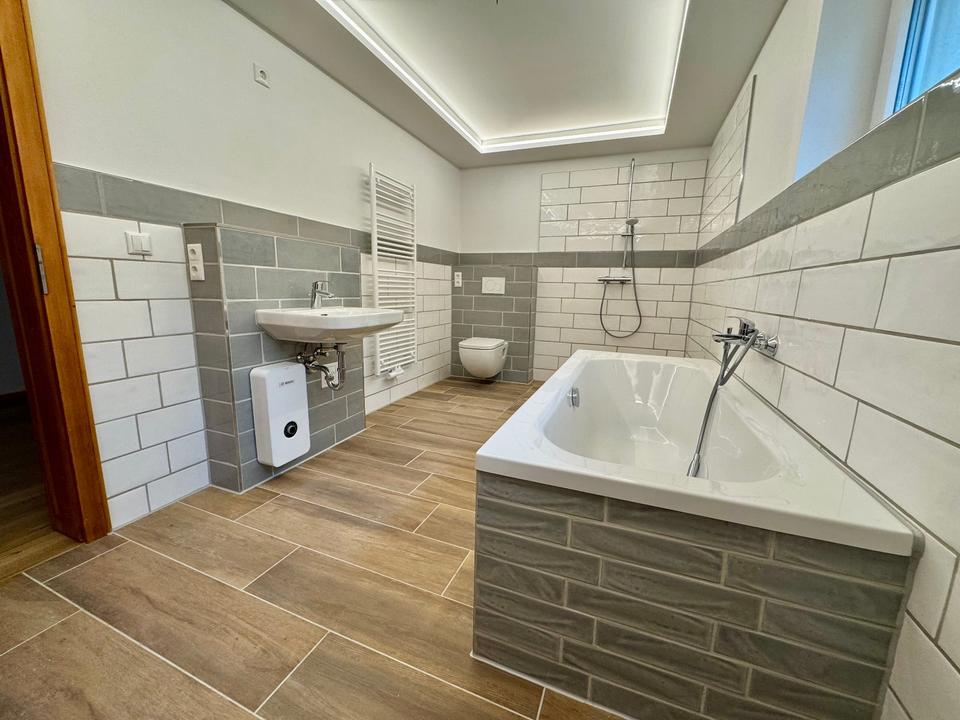 Thumbnail-Erstbezug nach Komplettsanierung: Moderne 3-Zimmer-Souterrainwohnung mit Tageslicht, Fußbodenheizung & Stellplatz