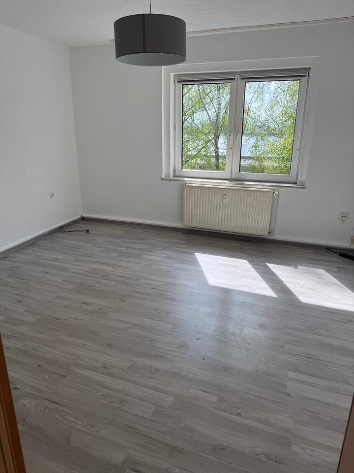 Thumbnail-Tolle , Renovierte Wohnung, 3 Zimmer ,Küche Bad zu Vermieten.