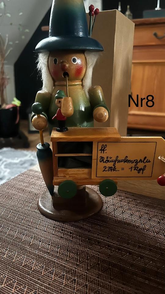 Thumbnail-Erzgebirgische Holzkunst Verkäufer mit Räucherkerzen im Schrank