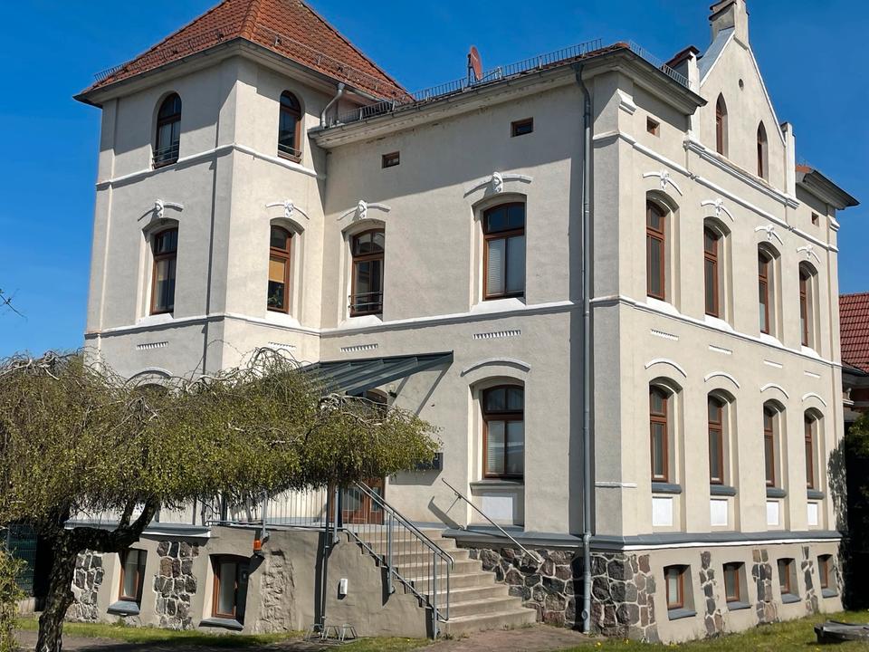 Thumbnail-RepräsentativesMehrfamilienhaus mit Nebengebäude und Gartenanlage