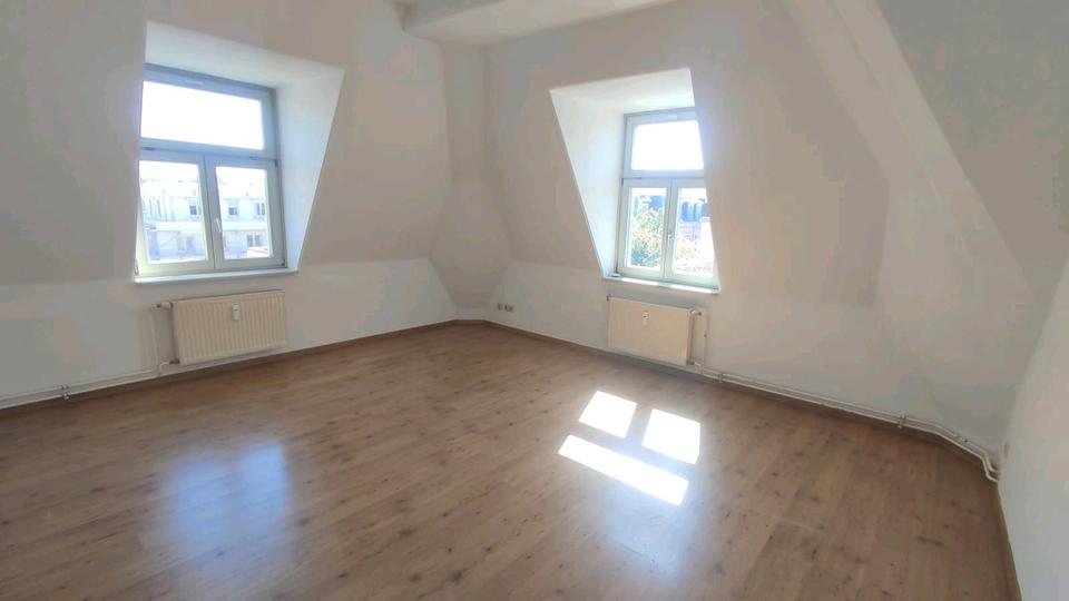 Thumbnail-Helle 2 Zimmer Dachgeschoss Wohnung mit Einbauküche