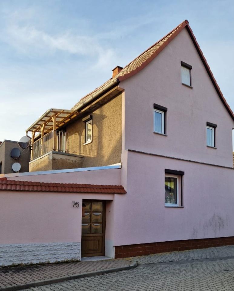 Thumbnail-Einfamilienhaus mit großem Nebengebäude und Scheune