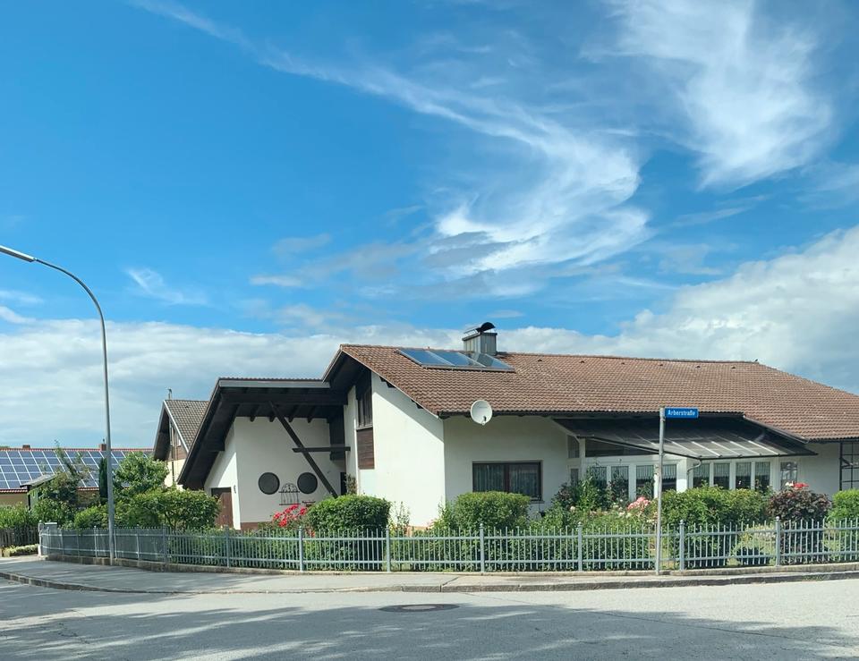 Thumbnail-Zweifamilienhaus mit Pool und Wintergarten