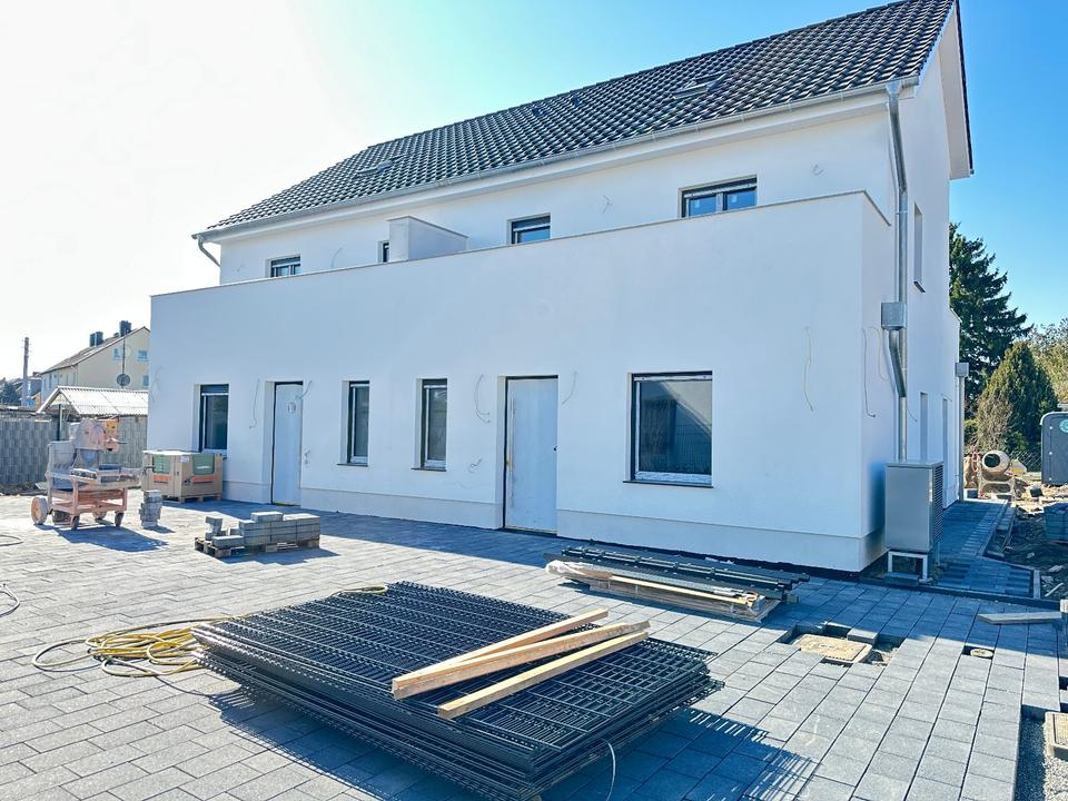 Thumbnail-Moderne Doppelhaushälfte mit Garten, Terrasse und zwei Balkonen