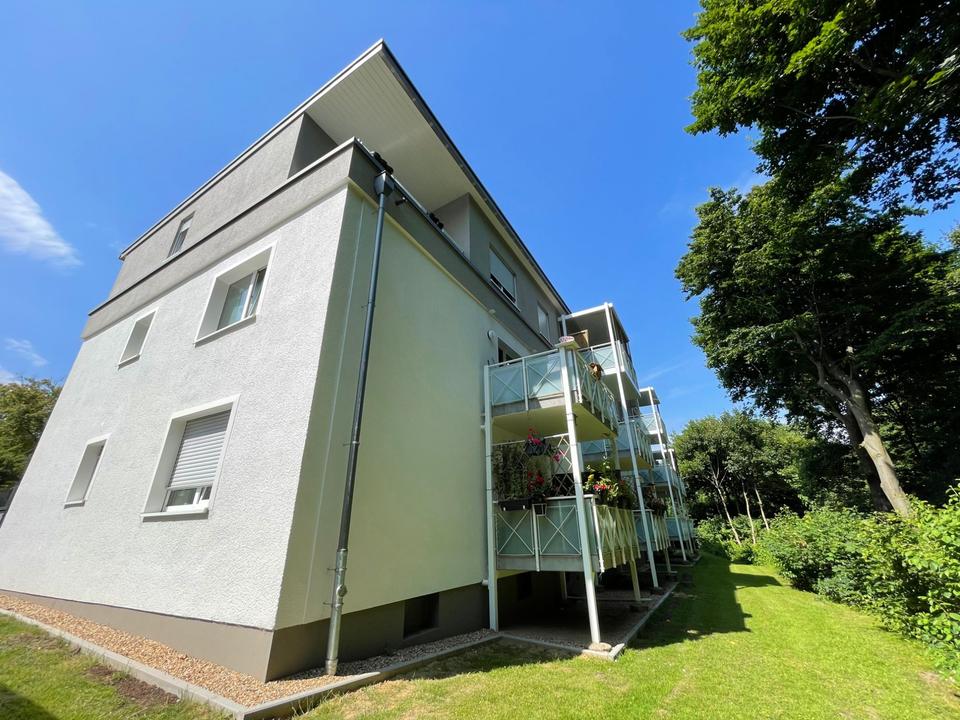 Thumbnail-*sanierte Erdgeschosswohnung mit Balkon und Tageslichtbad in grüner Lage*