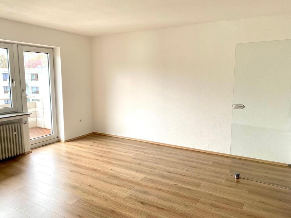 Thumbnail-Renovierte 3 Zimmer Wohnung mit Einbauküche, Balkon und Garage