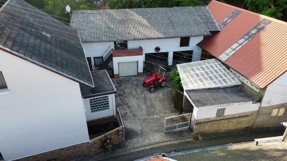 Thumbnail-Einfamilien-Wohnhaus mit Nebengebäuden