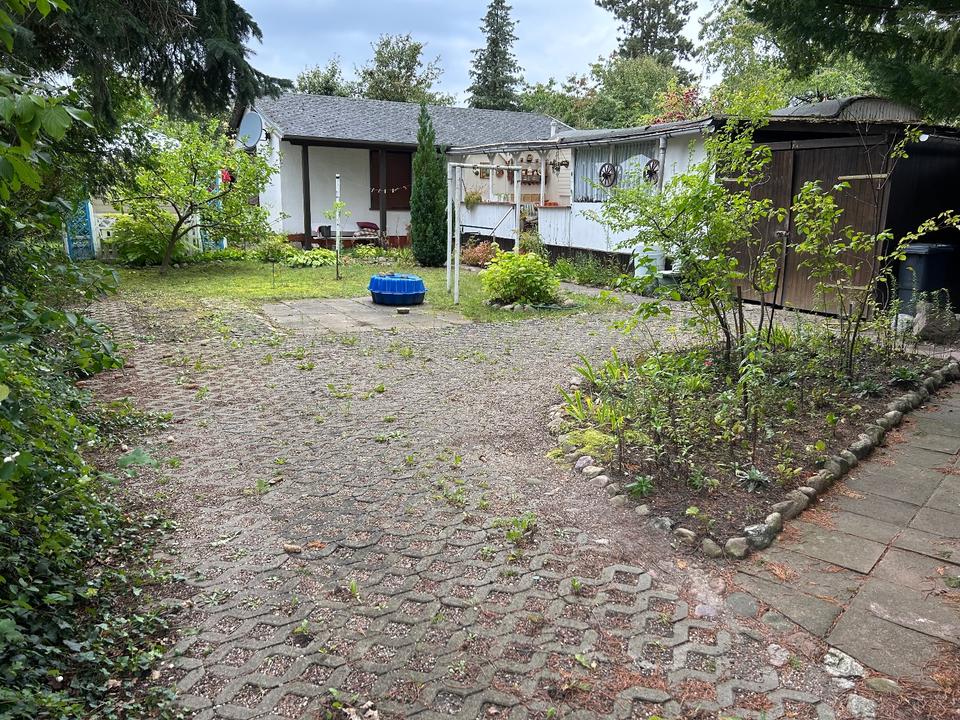 Thumbnail-Ruhig gelegenes Baugrundstück mit kleinem massiven Bungalow