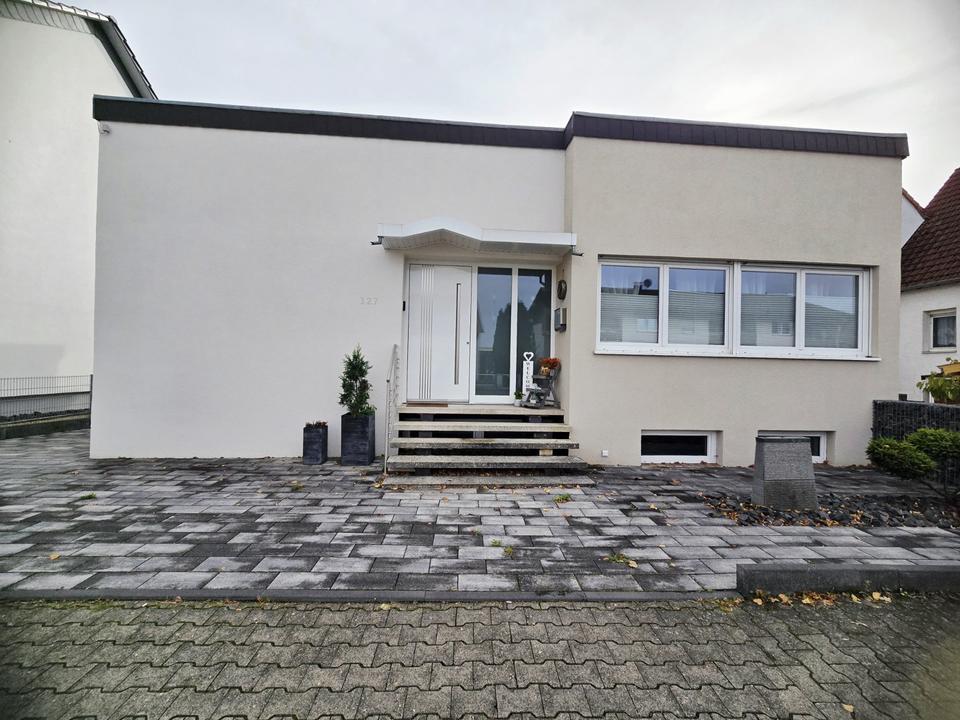 Thumbnail-Einfamilienhaus mit wohnlicher Nutzfläche, Hof, Garten, Garage