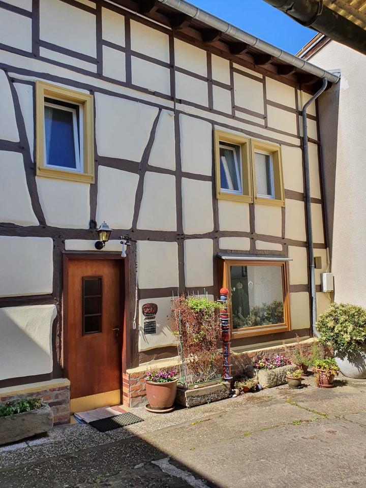 Thumbnail-Einfamilienhaus mit großem Ausbaupotenzial in Bonn-Lannesdorf