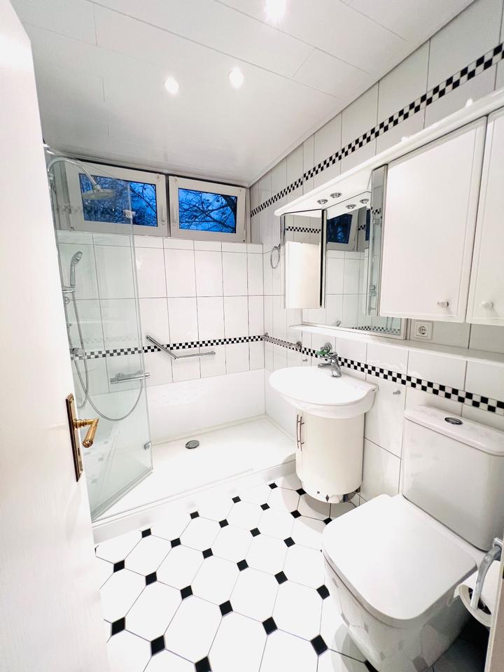 Thumbnail-Renovierte zentrale 3-12 Zimmer-Wohnung mit Balkon & Küche