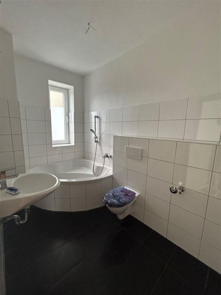 Thumbnail-Großzügige 3-Zimmer mit Laminat, Balkon und Eckwanne in guter Lage