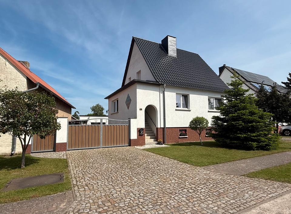 Thumbnail-Charmantes Einfamilienhaus mit idyllischem Garten und Garagen