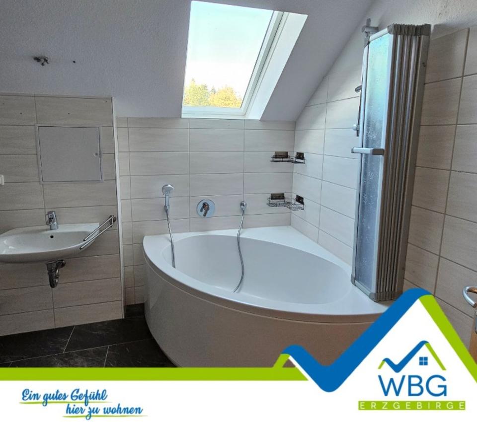 Thumbnail-Großzügige und taghelle Dachgeschosswohnung mit modernem Bad in Gornsdorf!