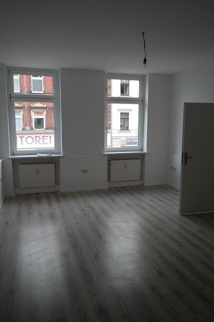 Thumbnail-Großzügige 3-Zimmer mit Laminat, EBK und Wannenbad in zentraler Lage!