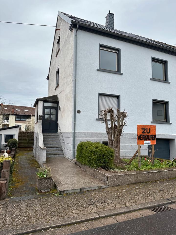 Thumbnail-Dreigeschossiges Haus mit zwei Wohnungen