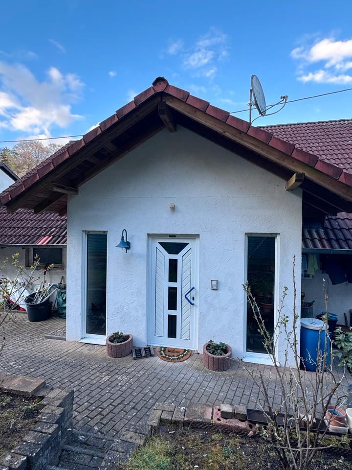 Thumbnail-Moderne 2,5-Zimmer-Wohnung mit Garten in Zweifamlienhaus