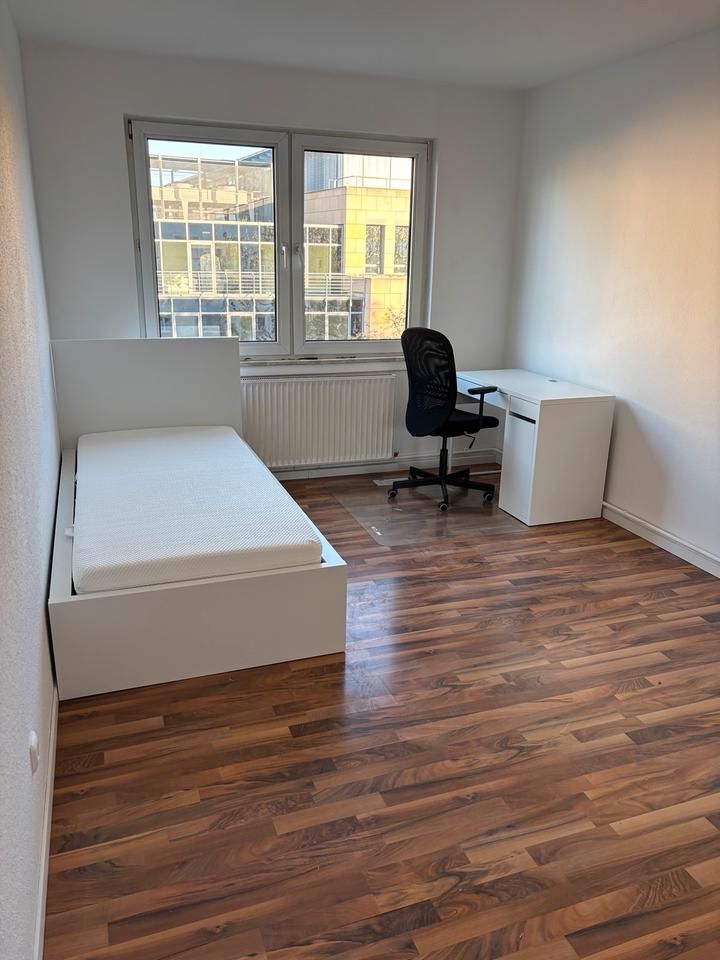 Thumbnail-Teilmöblierte WG-geeignete 4-Zimmer-Wohnung in Rheinufernähe