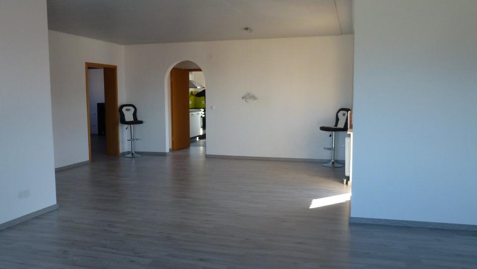 Thumbnail-105qm 4 Zimmer Wohnung BalkonKücheBadGäste-WC (Raum PLZ 91330)