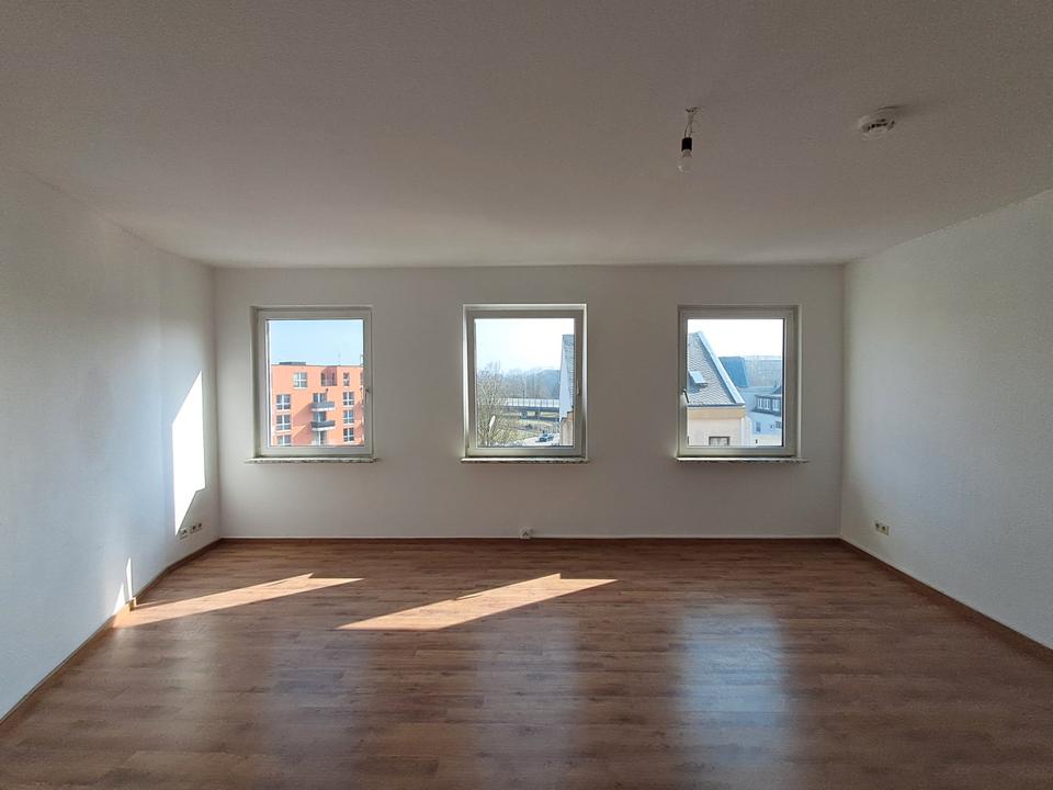 Thumbnail-Anfragen NUR per E-Mail. Gepflegte 2-Zimmer Wohnung im 3.OG mit Balkon und Garderobenraum in der Nahe Innenstadt.