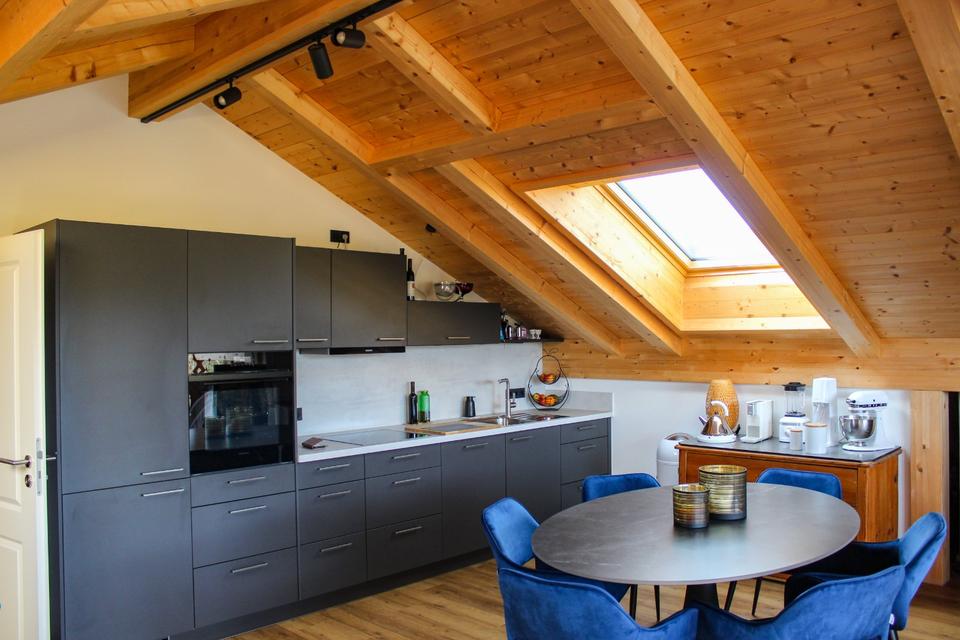 Thumbnail-Großzügige 2-Zimmer-DG-Wohnung mit Einbauküche und großem Balkon