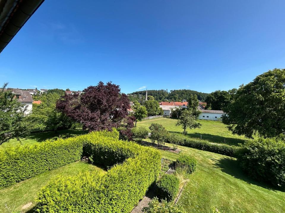 Thumbnail-Einfamilienhaus Zweifamilienhaus freistehend, mit Garagen