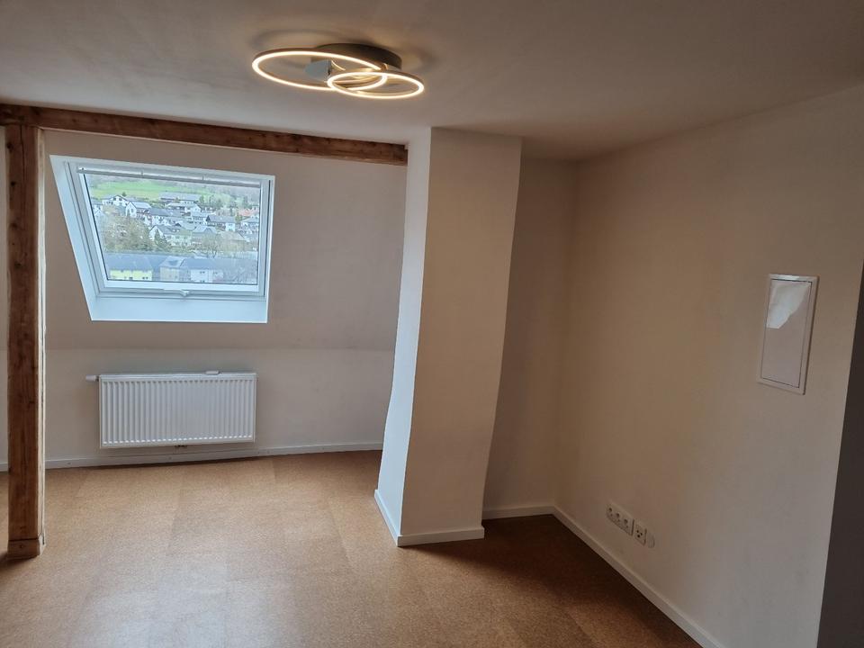 Thumbnail-Vermietung: Schöne DG-Wohnung im MFH in Angelburg-Gönnern