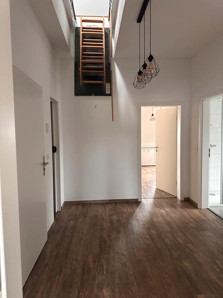 Thumbnail-Moderne 3-Zimmer DG-Wohnung mit Balkon in Klingenberg am Main