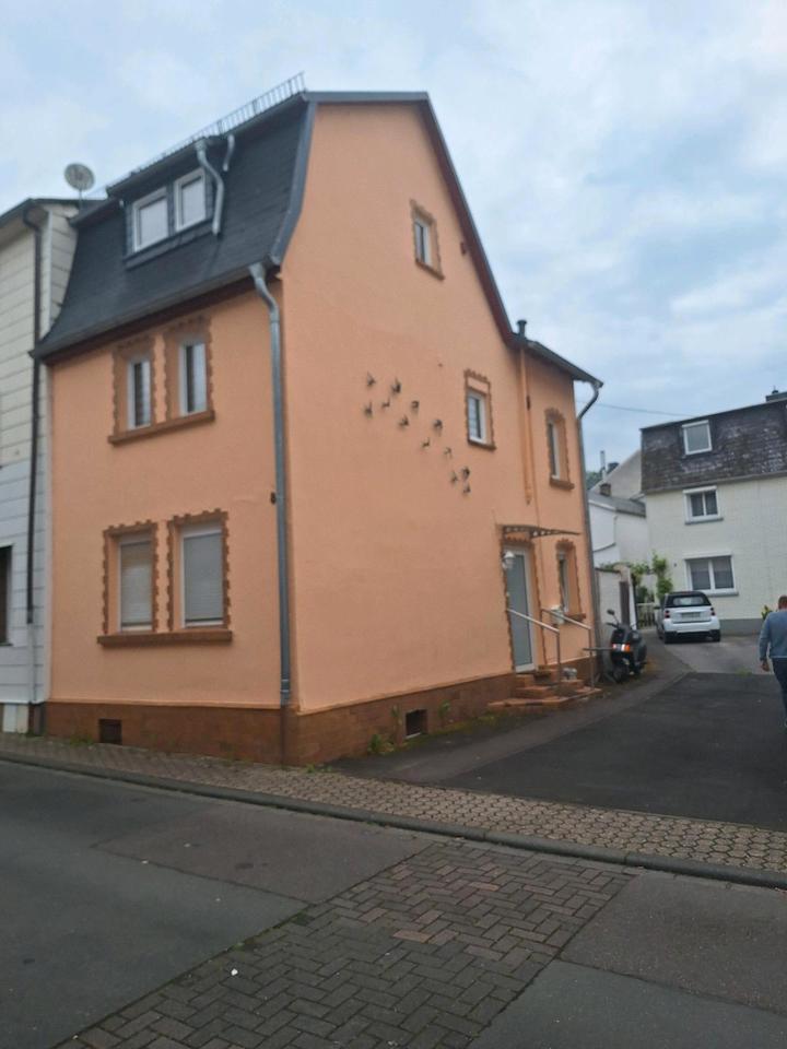 Thumbnail-Kleines Haus mit Nebengebäude und Garage als Kapitalanlage