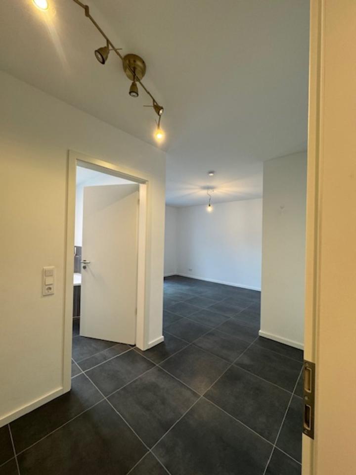 Thumbnail-Neuwertige 3-Zi-Whg, EBK, 2Bäder, Tiefgarage, Keller, PV