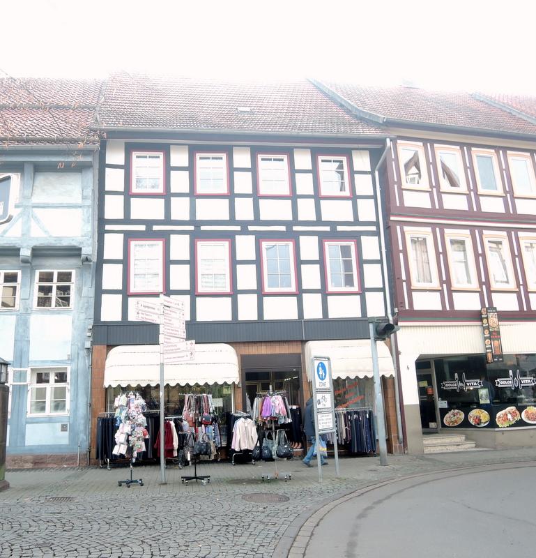 Thumbnail-Gepflegte und geräumige Altbauwohnung mit Dachterrasse und PKW Stellplatz direkt in der Innenstadt