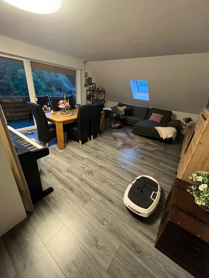 Thumbnail-Großzügige sanierte 4 Zimmer-Wohnung mit Balkon, Garage uvm.