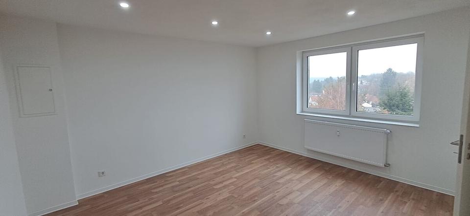 Thumbnail-Zur Vermietung steht eine komplett kernsanierte Zweizimmerwohnung, die durch ihre moderne und hochwertige Ausstattung überzeugt. Die Wände sind mit exklusiven Wandverkleidungen gestaltet und der...