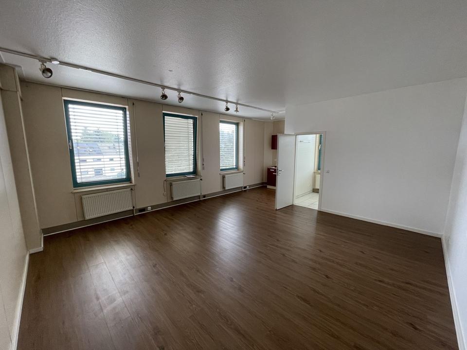 Thumbnail-Großzügig geschnittene 1-Zimmer- Wohnung - direkt vom Eigentümer! [HMR-O57E07]