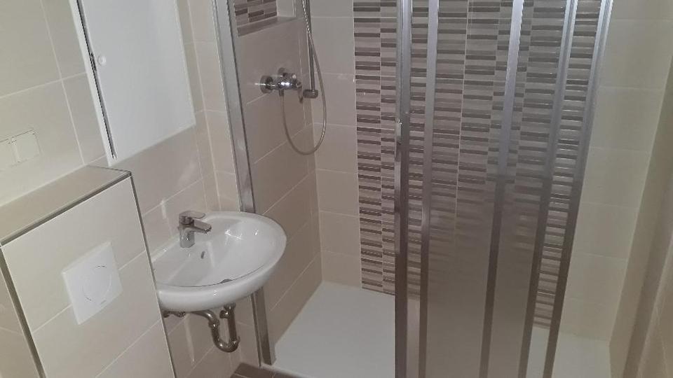 Thumbnail-Kleine 4-Raum-Wohnung mit Dusche in der Kustrenaer Straße