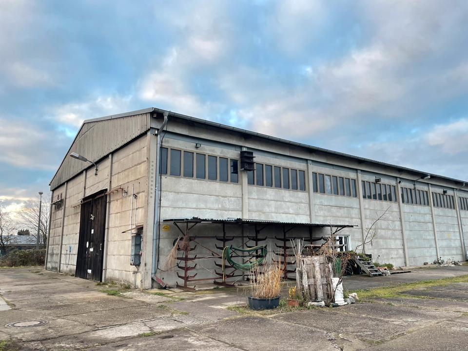 Thumbnail-Großes Lagerhaus und umliegende Fläche