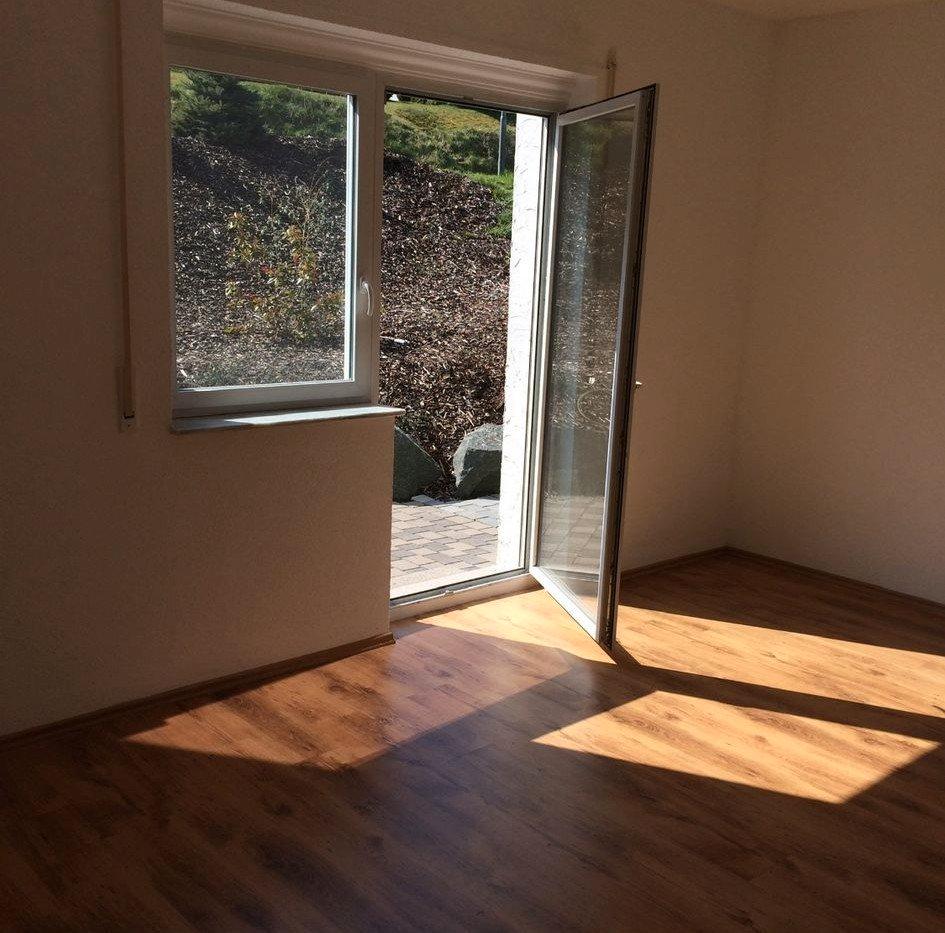 Thumbnail-Helle 2-Zimmer-Wohnung mit Terrasse, Einbauküche und Carport