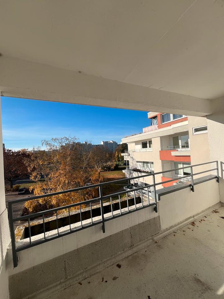 Thumbnail-Großzügige Wohnung mit zwei Loggien 3.OG links - WBS für min. 80 m² erforderlich!