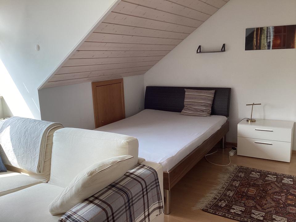 Thumbnail-Dachgeschosszimmer zur Untervermietung, eigenes Bad, nur Frauen,