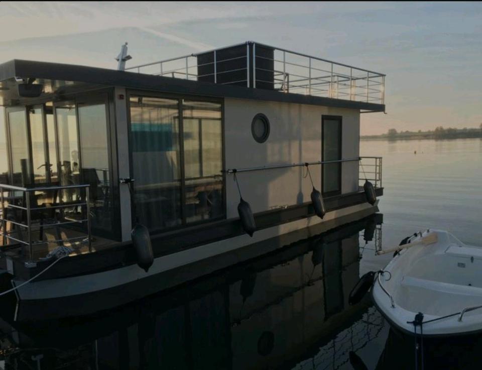 Thumbnail-Festliegendes Hausboot mit großer Dachterrasse und Ruderboot