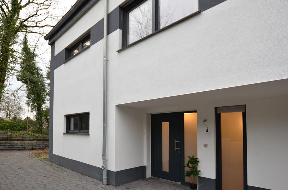 Thumbnail-Großzügige Neubau-Doppelhaushälfte mit 2 Stellplätzen + Garten