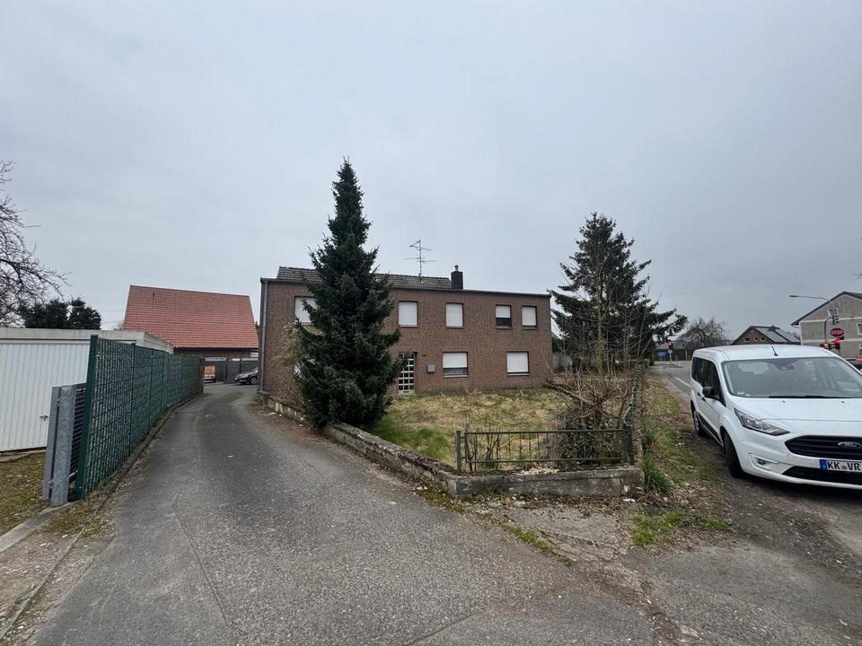 Thumbnail-Charmantes Ein- bis Zweifamilienhaus mit 3 Garagen und Halle