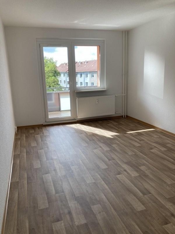 Thumbnail-Großzügige 3-Raum-Wohnung mit weitläufigem Balkon und doppeltem Zugang