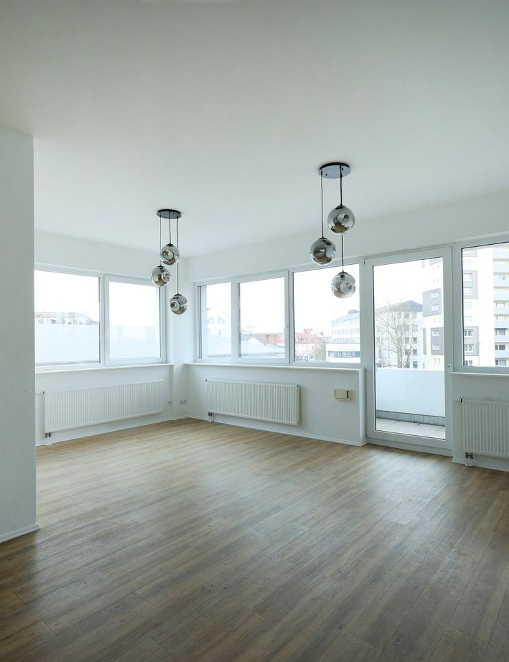 Thumbnail-Renovierte 2-Zimmer Wohnung 72,66 qm mit Balkon im Gloria Palais