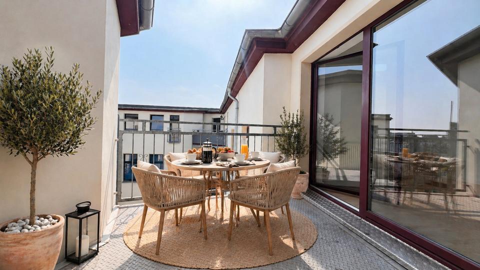 Thumbnail-Helle 3-Zi.-DG-Wohnung mit Balkon & neuer EBK in Klausenerstraße