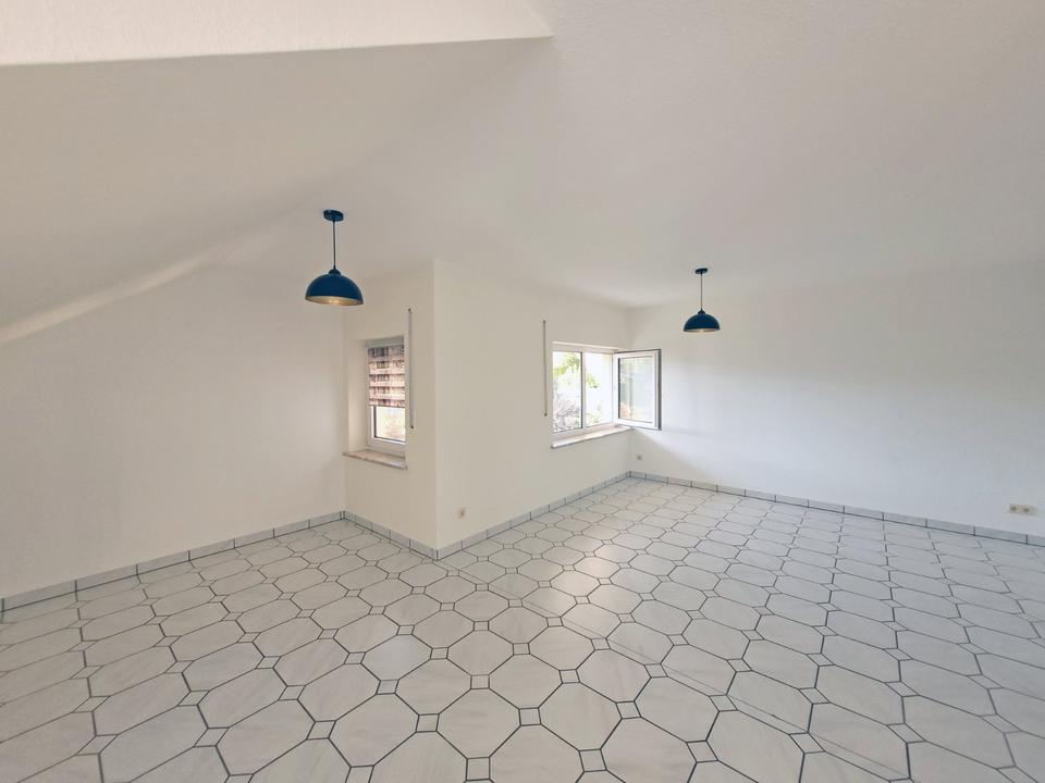 Thumbnail-GEMÜTLICH!!! Herrliche 3- Zimmer-Dachgeschosswohnung mit Einbauküche und Fußbodenheizung