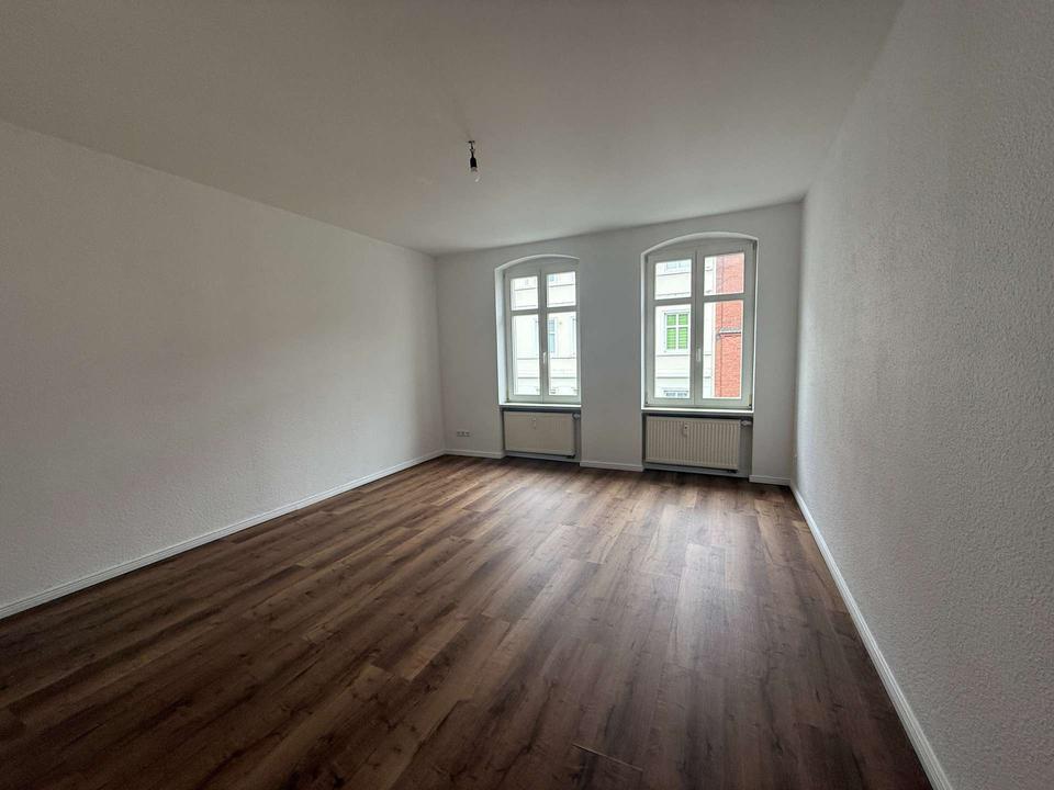 Thumbnail-75m² 3-Raum-Wohnung mit Badewanne in ruhiger Seitenstraße